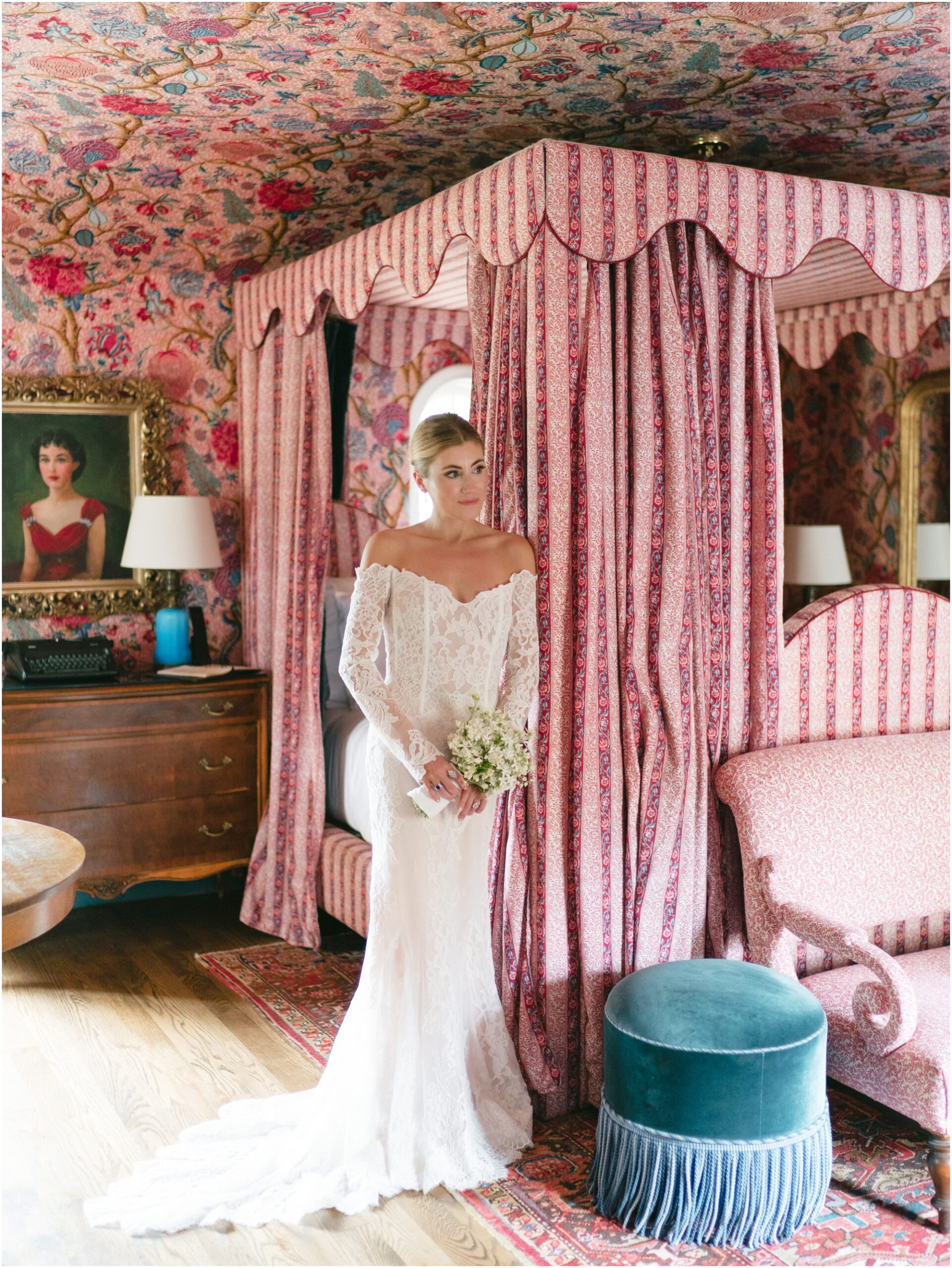 lihi hod bride holding petite bridal bouquet at commodore perry estate in the pink room in austin texas